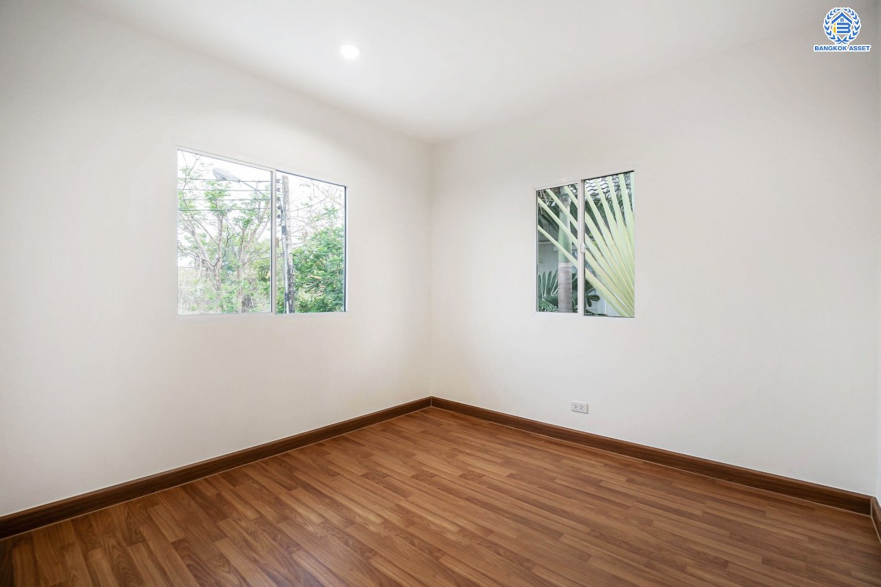 บ้านมือสองตกแต่งใหม่ โครงการ พฤกษาวิลเลจ30 เดอะซีซั่น แจ้งวัฒนะ-ราชพฤกษ์ ทำเลย่านปทุมธานี เนื้อที่ 50.7 ตร.ว. ฟังก์ชัน 3 ห้องนอน 2 ห้องน้ำ 1 ห้องอเนกประสงค์ จอดรถได้ 1 คัน เดินทางสะดวกสบายเข้า-ออกได้หลายเส้นทาง ใกล้เมืองทองธานี และจุดขึ้นทางด่วน "แจ้งวัฒนะ"